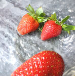 新鲜草莓在水中清洗