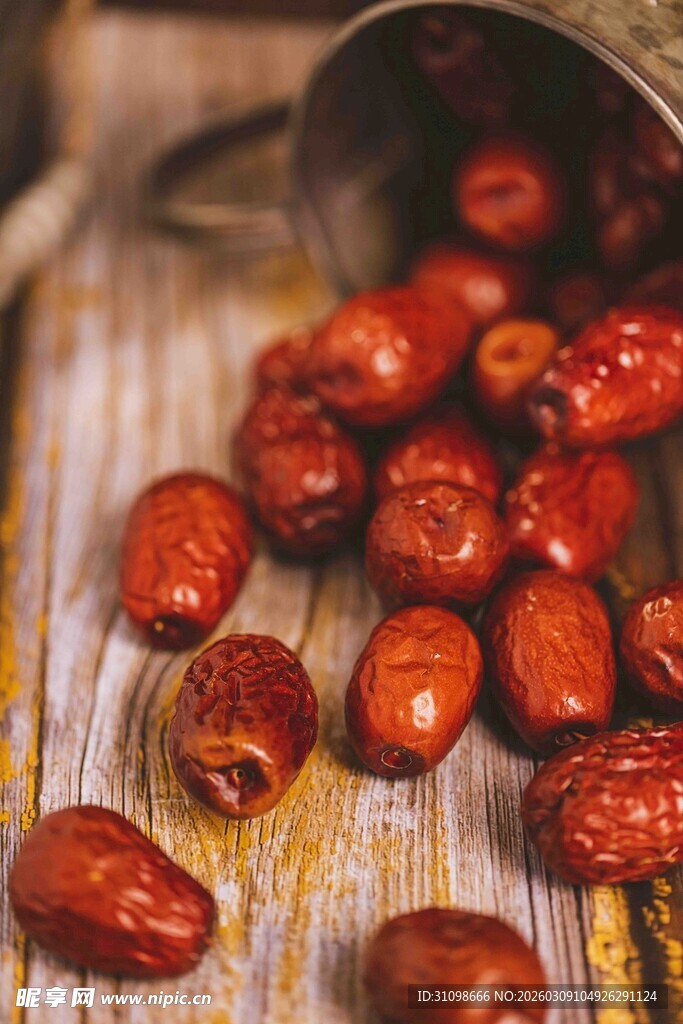 散落的饱满红枣