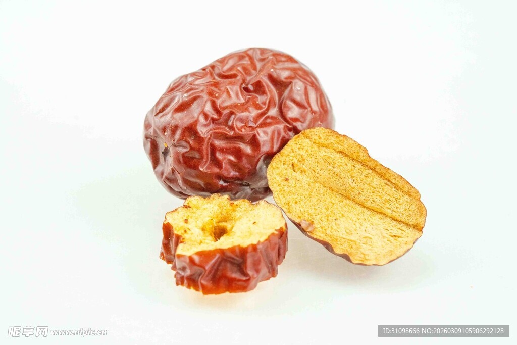新鲜饱满的红枣及切开状态
