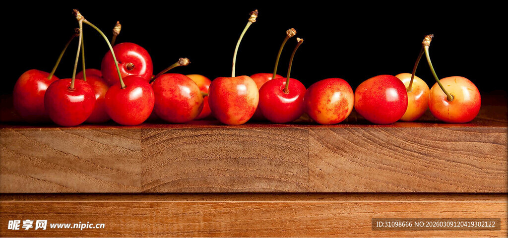 木桌上摆放的新鲜红樱桃