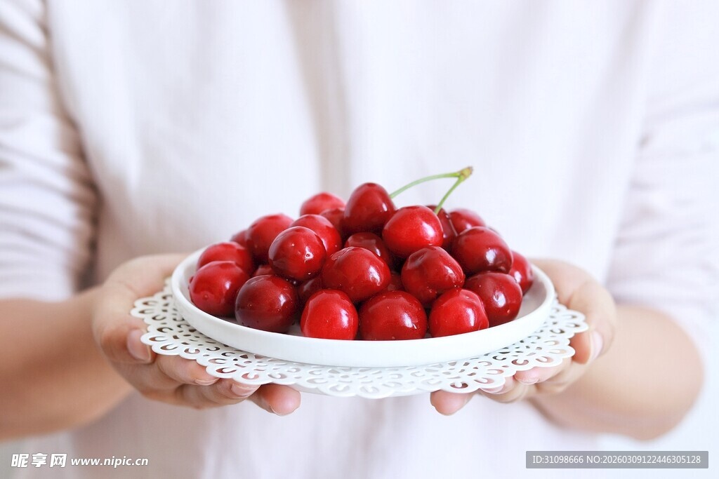 手捧鲜樱桃
