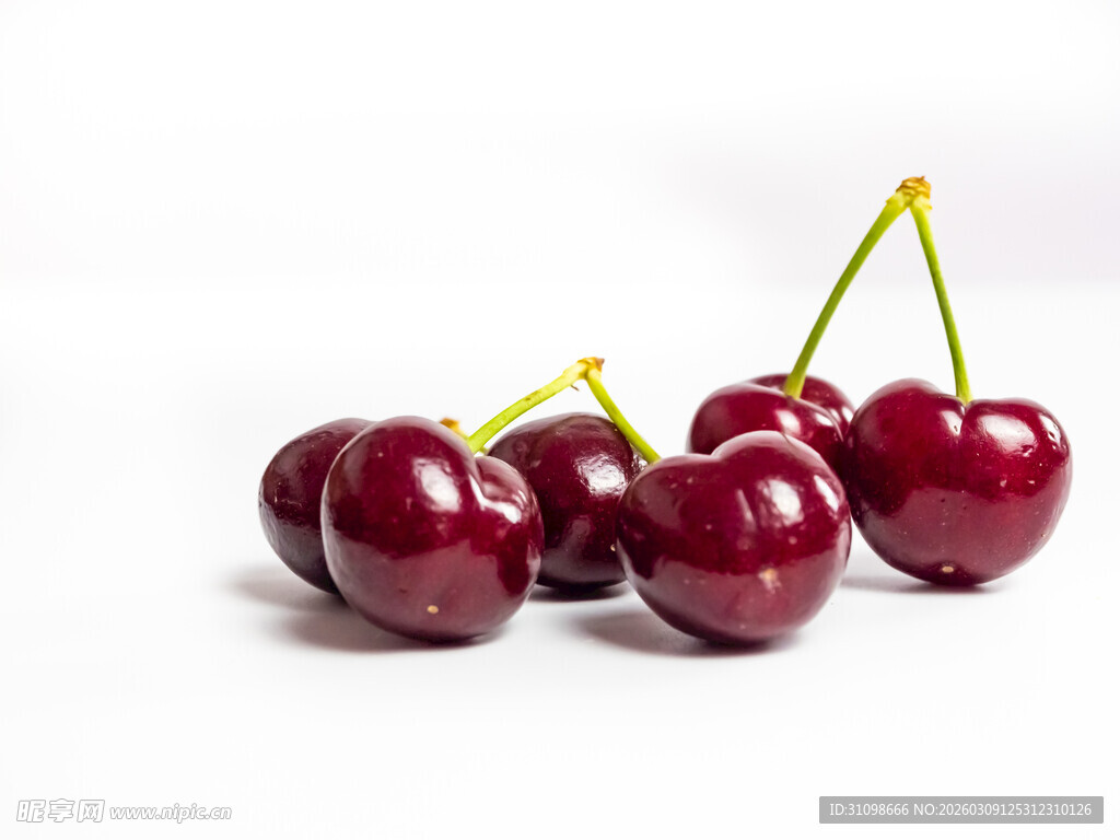 新鲜饱满的红樱桃