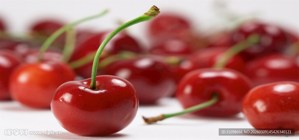 新鲜红樱桃