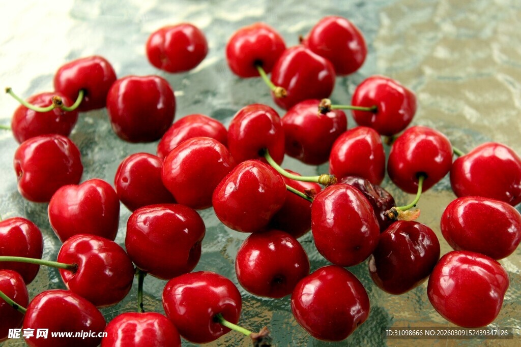 新鲜诱人的红樱桃