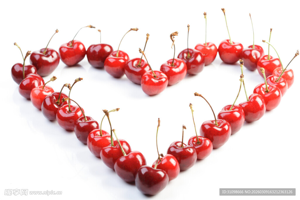 心形排列的新鲜红樱桃