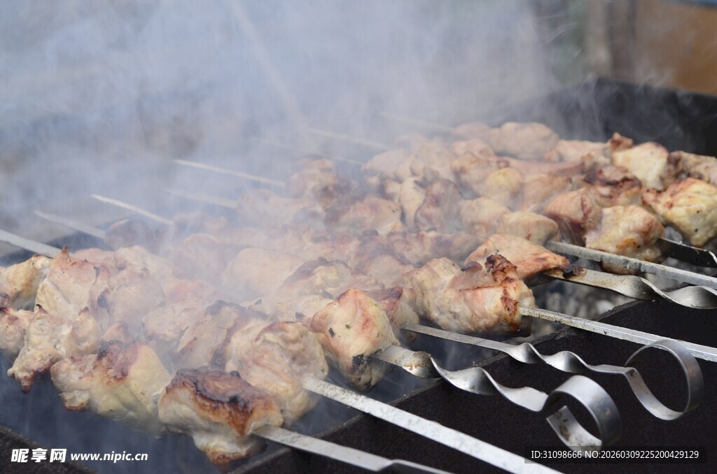 炭火上的美味烤肉串