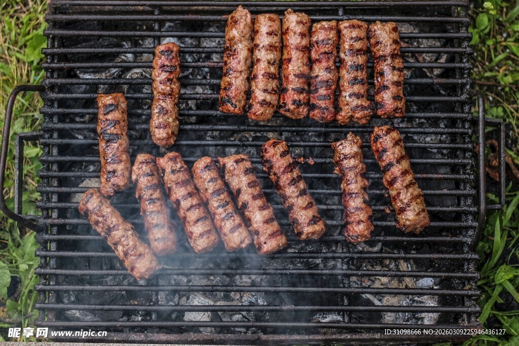户外烤架上的美味烤肉串