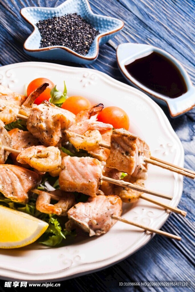 美味烤肉串搭配清新配菜