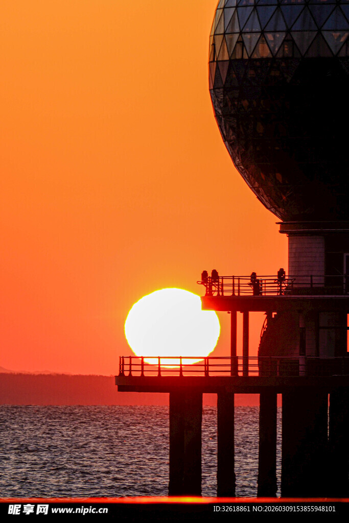 烟台夕阳下的海上建筑景观