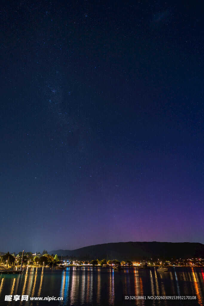 湖畔璀璨夜景与星空