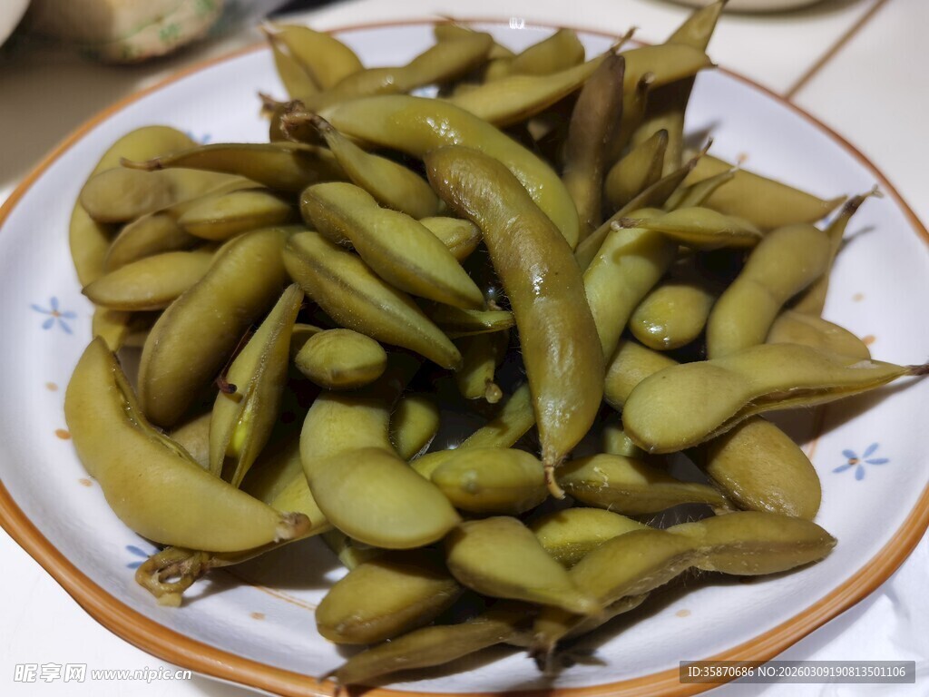 一盘翠绿的煮毛豆