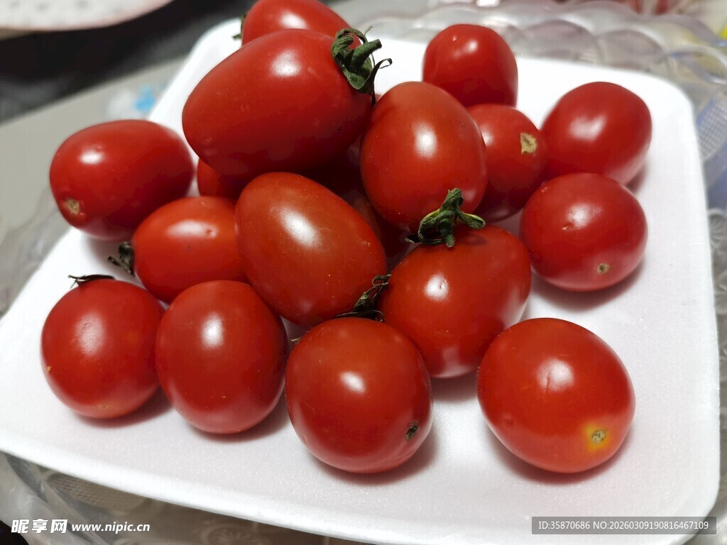 新鲜圣女果摆放在白盘上