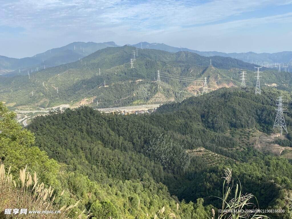 山峦叠翠间的壮美风光