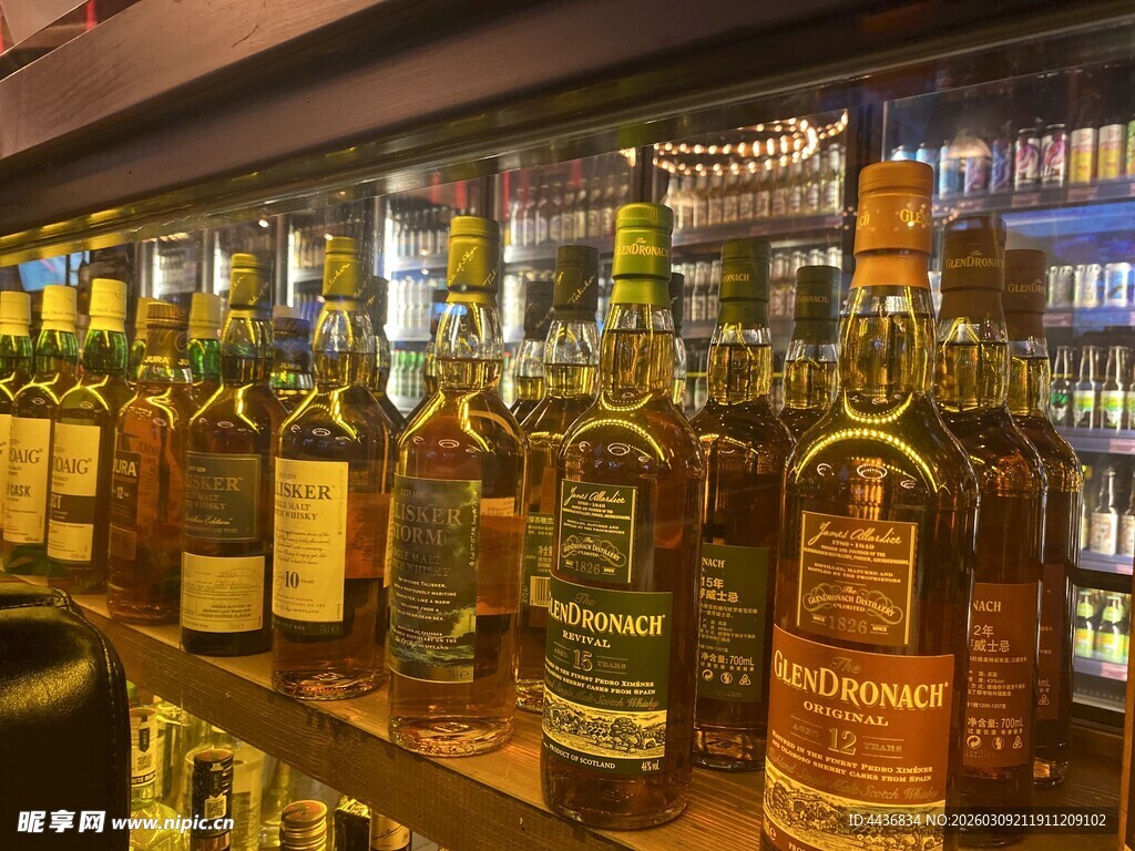 酒吧酒架上的多样酒瓶