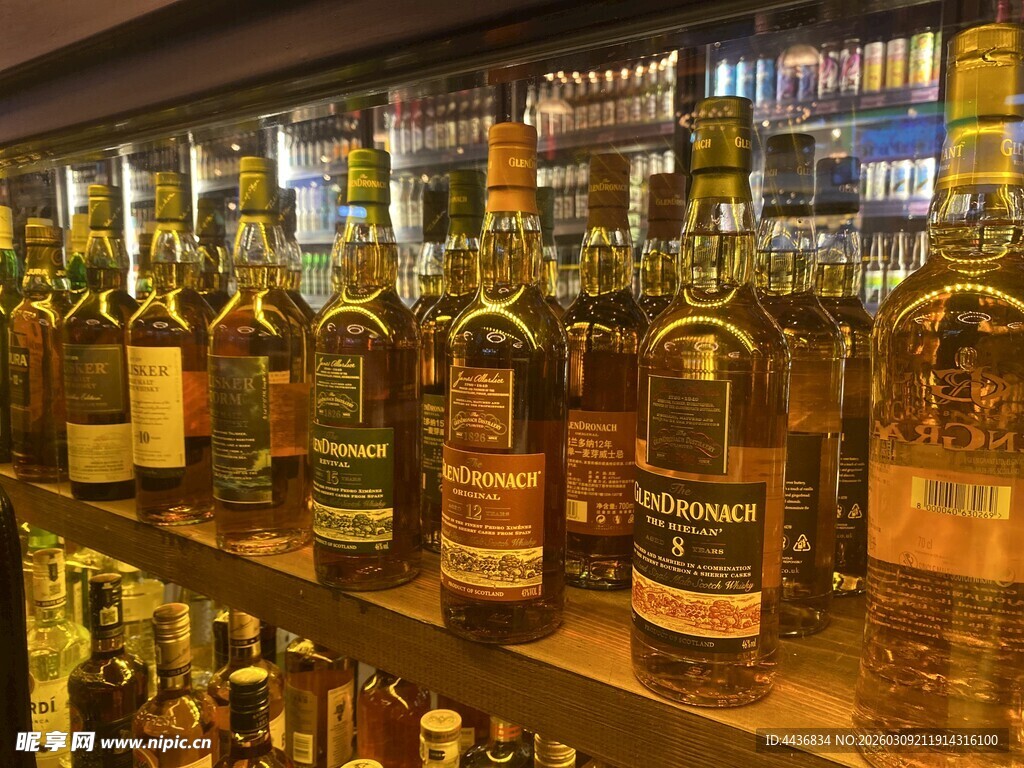 酒吧酒架上的多样酒瓶