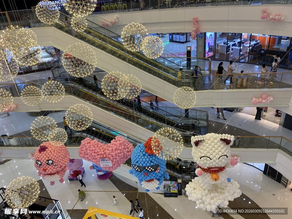 商场内可爱的卡通雕塑装饰