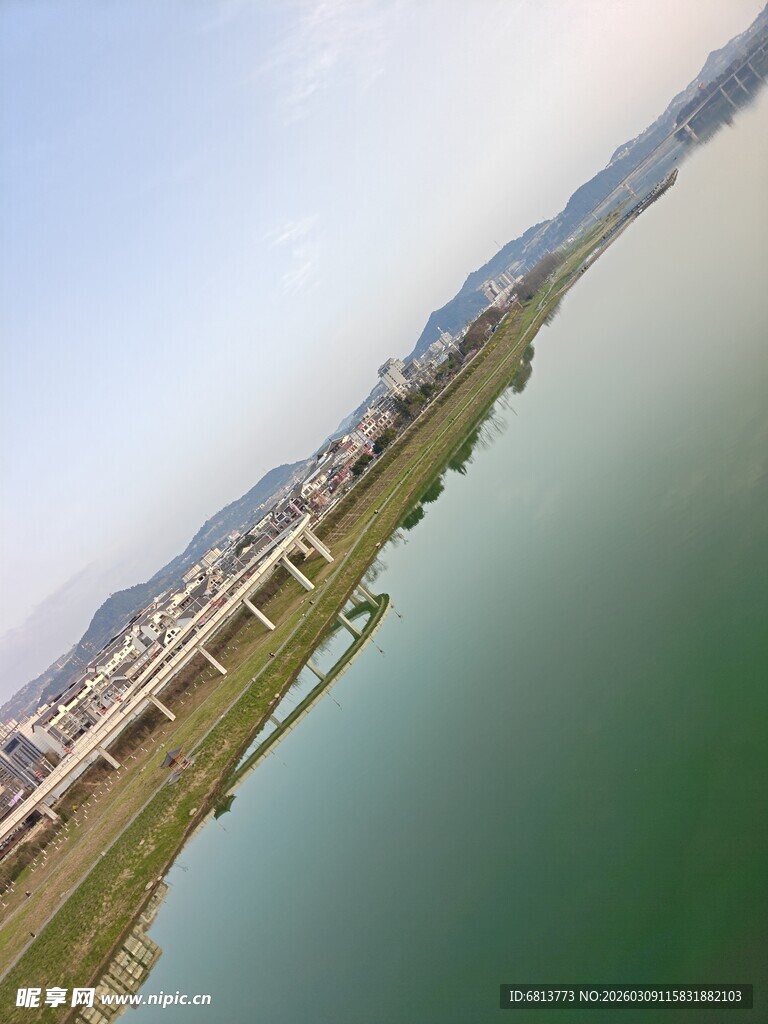 宁静河畔景色