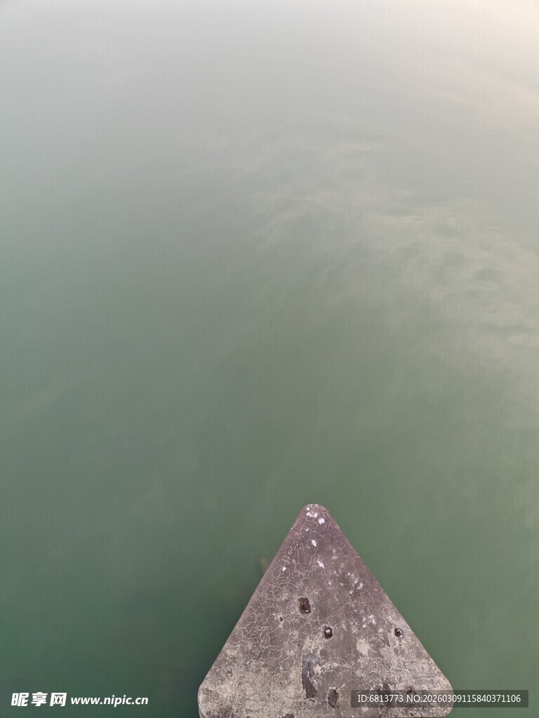 俯瞰水面上的岩石一角