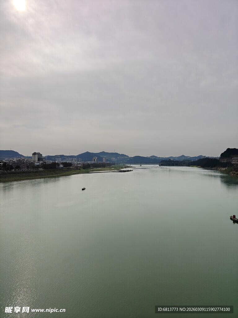 平静湖面与远处山峦景色