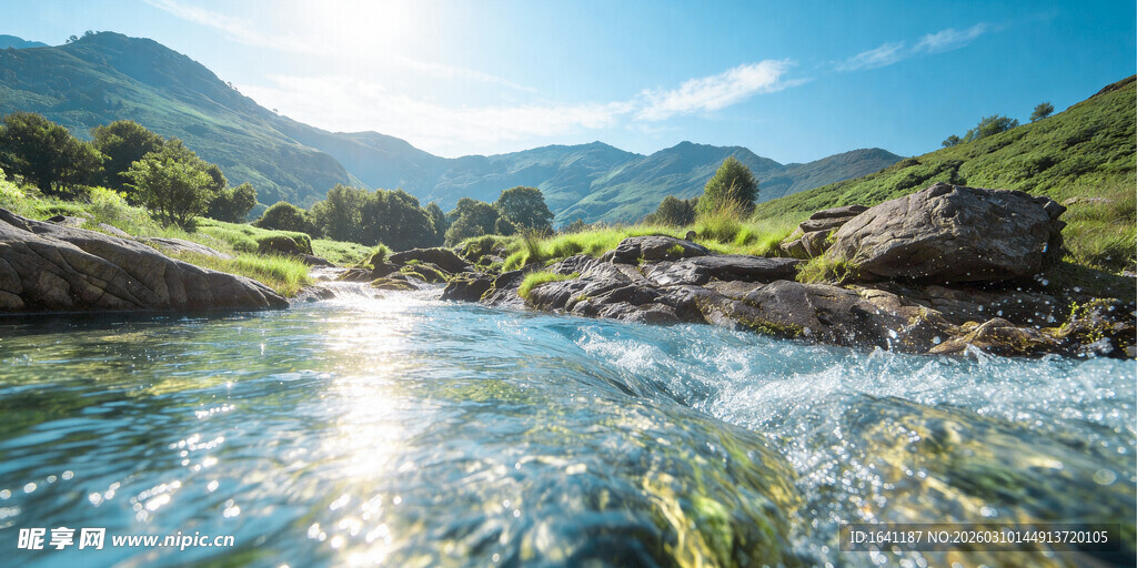 山间清澈溪流与壮丽山景