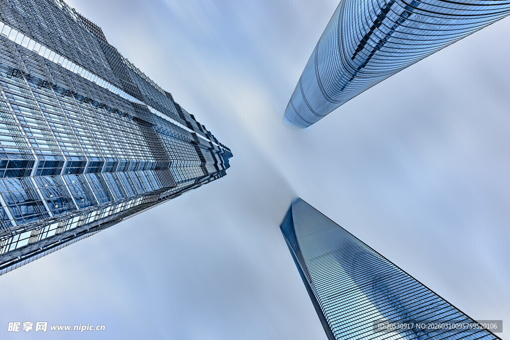 仰拍上海陆家嘴摩天大楼