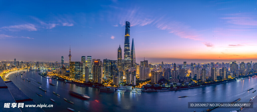 上海外滩拍摄浦东日出全景
