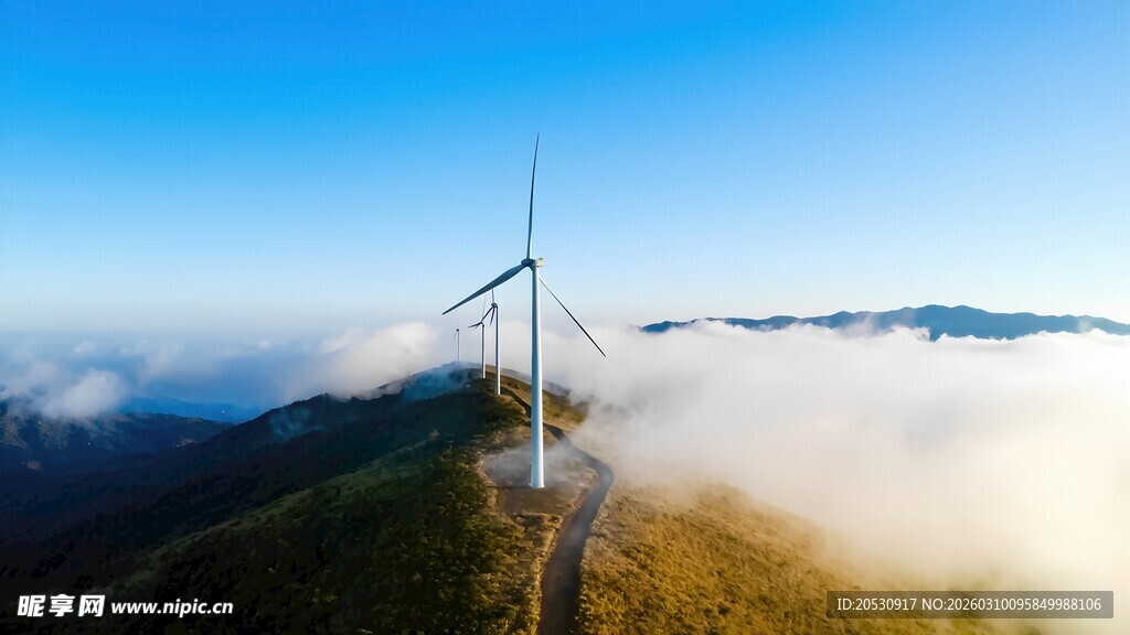 高山云海中的风力发电机组