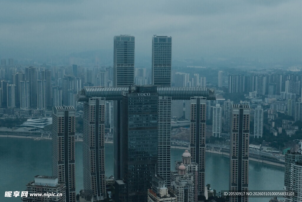 重庆来福士大楼雨景