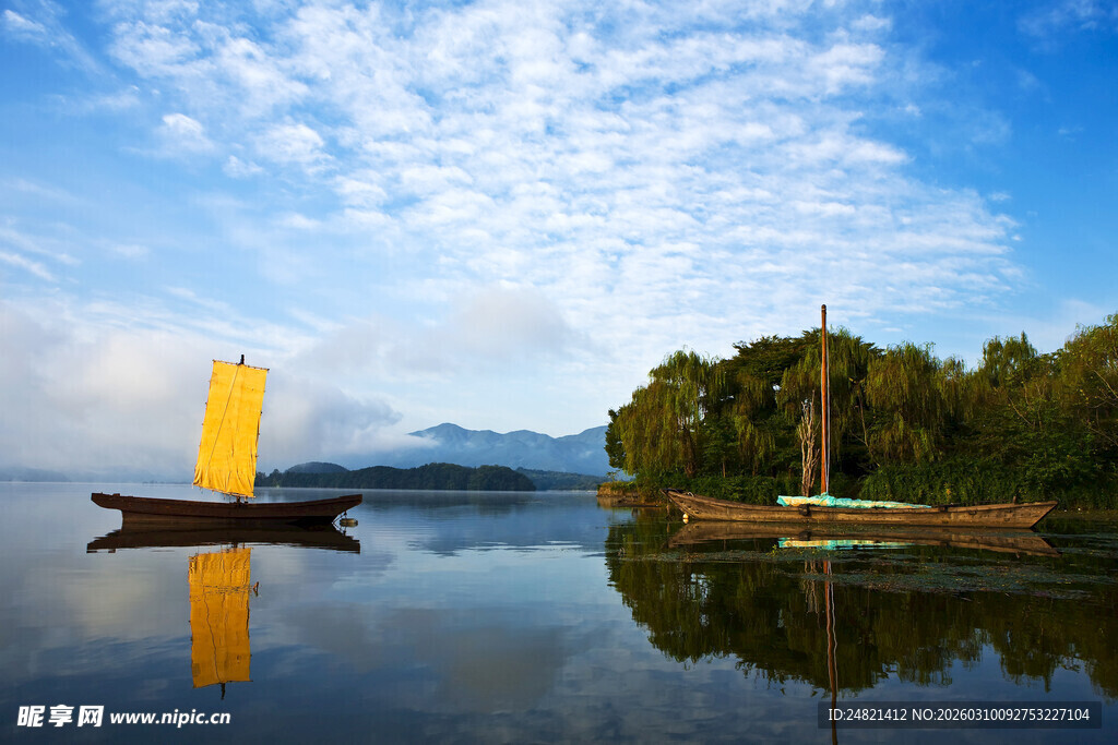 宁静湖面的孤舟与风光