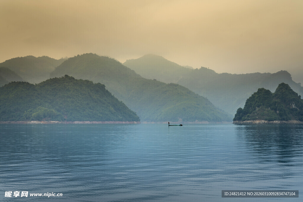 山水相依的静谧湖景