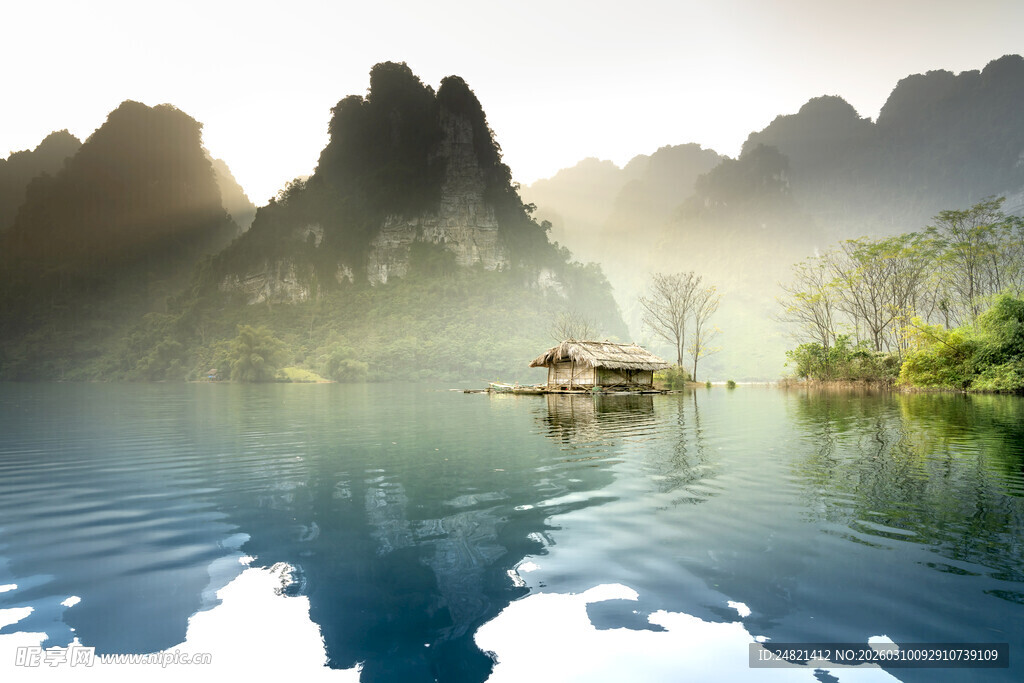 山水间的静谧小舟