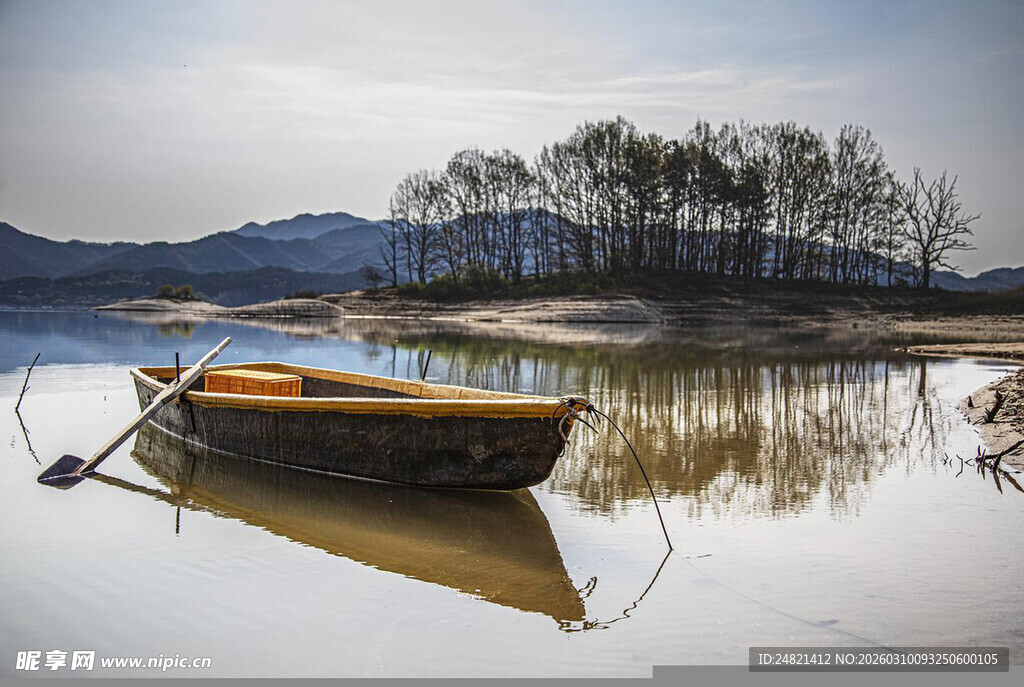 湖畔孤舟静景