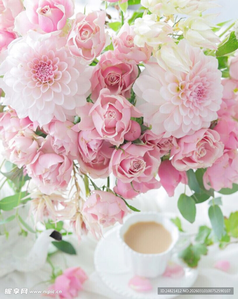 粉色花卉与咖啡温馨场景