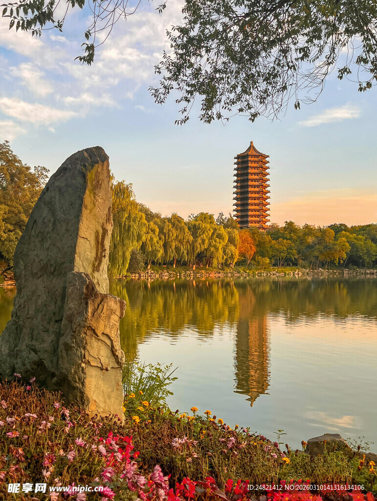 湖畔美景与古塔相映成趣