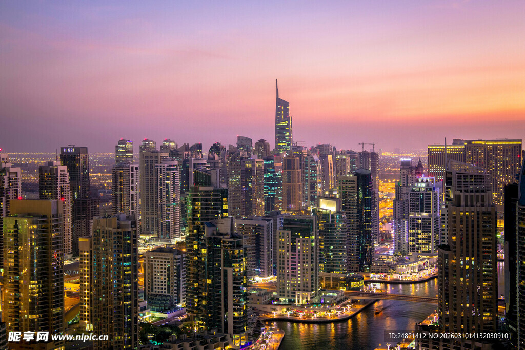 黄昏下的繁华都市天际线