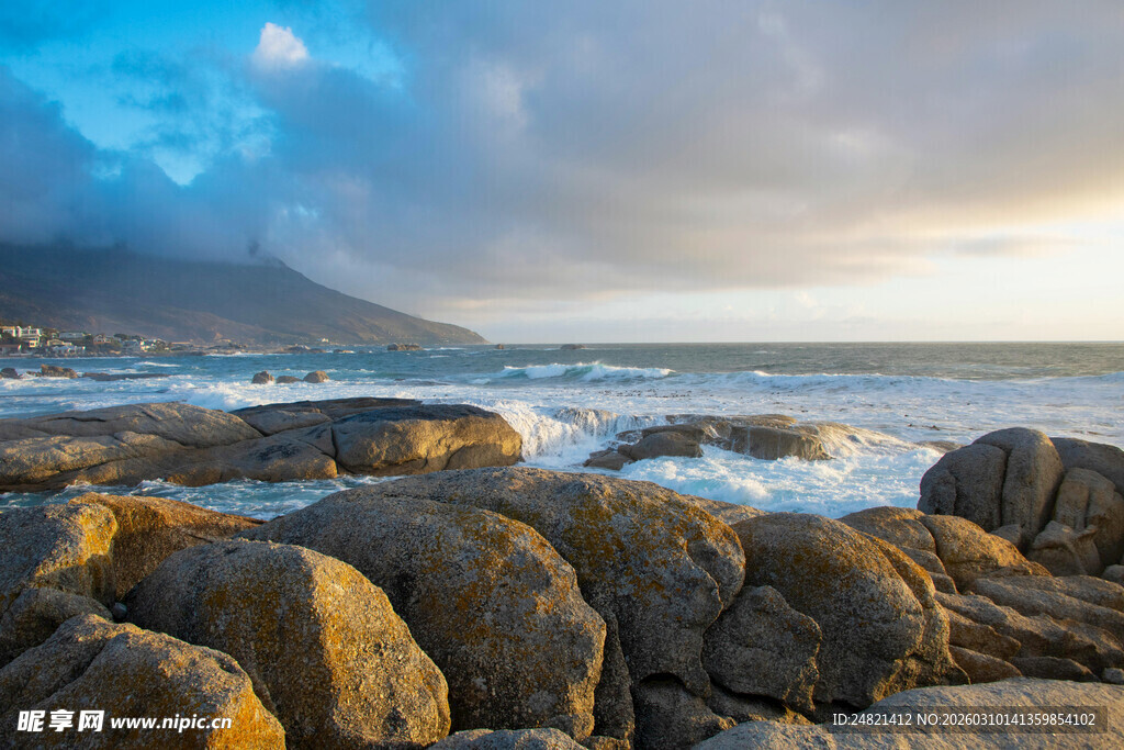 海边礁石与壮阔海景