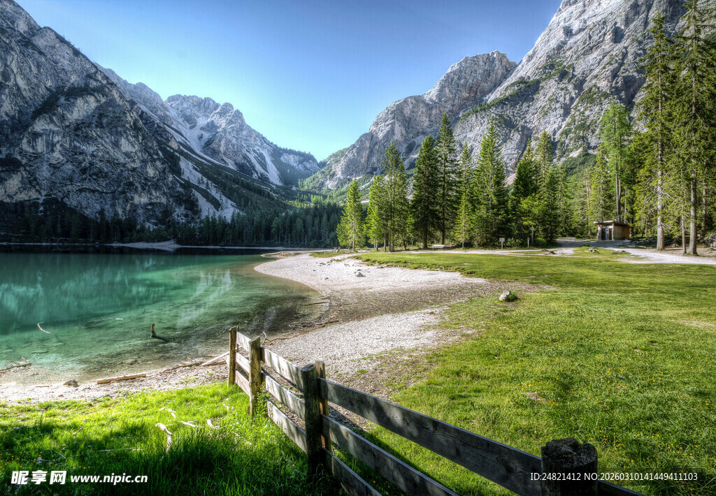 湖畔青山美景如画