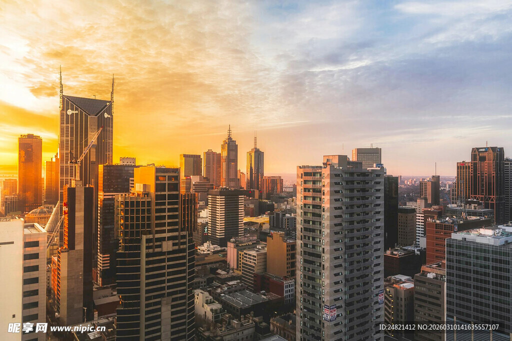 夕阳下的繁华都市天际线