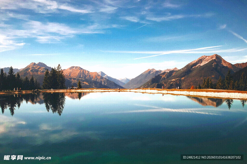 宁静山水间的绝美湖景