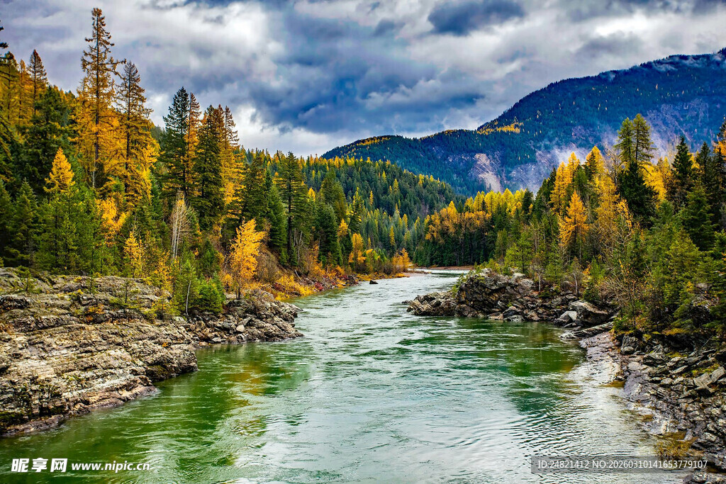 秋日山林间的碧绿河流