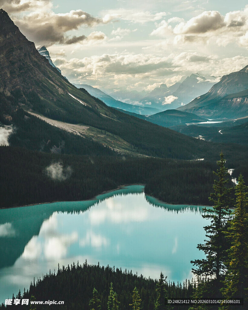 美丽湖光山色的自然景观