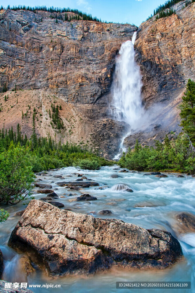 山间壮丽瀑布与清澈溪流