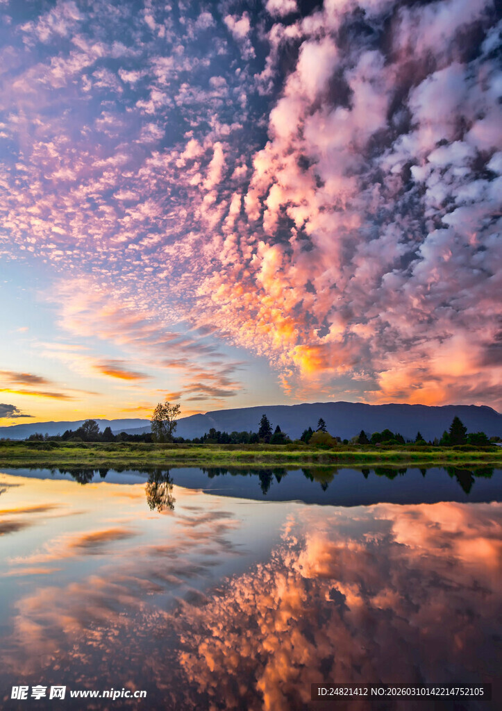 湖畔绚丽晚霞倒影美景