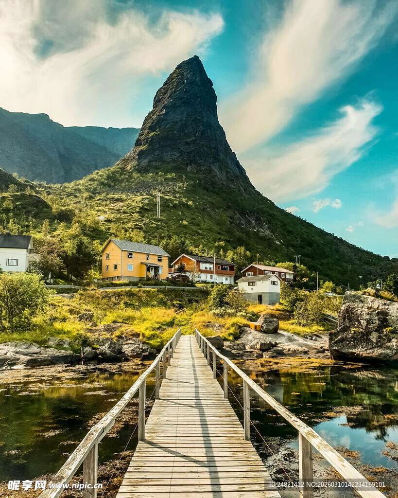 山间木桥旁的美丽村落