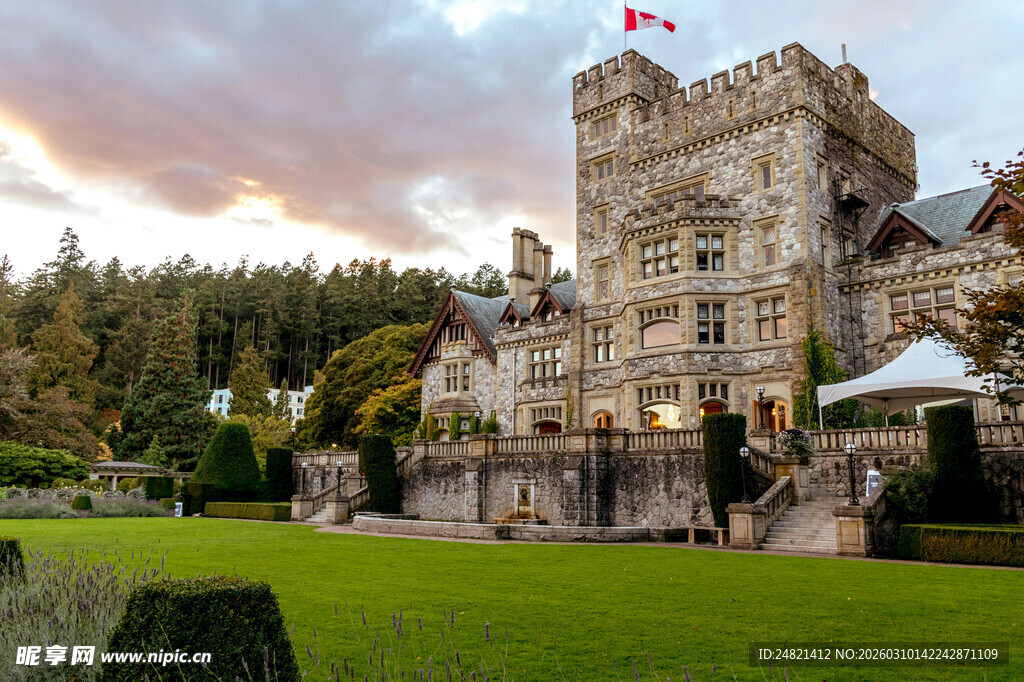 古老城堡矗立在葱郁绿地