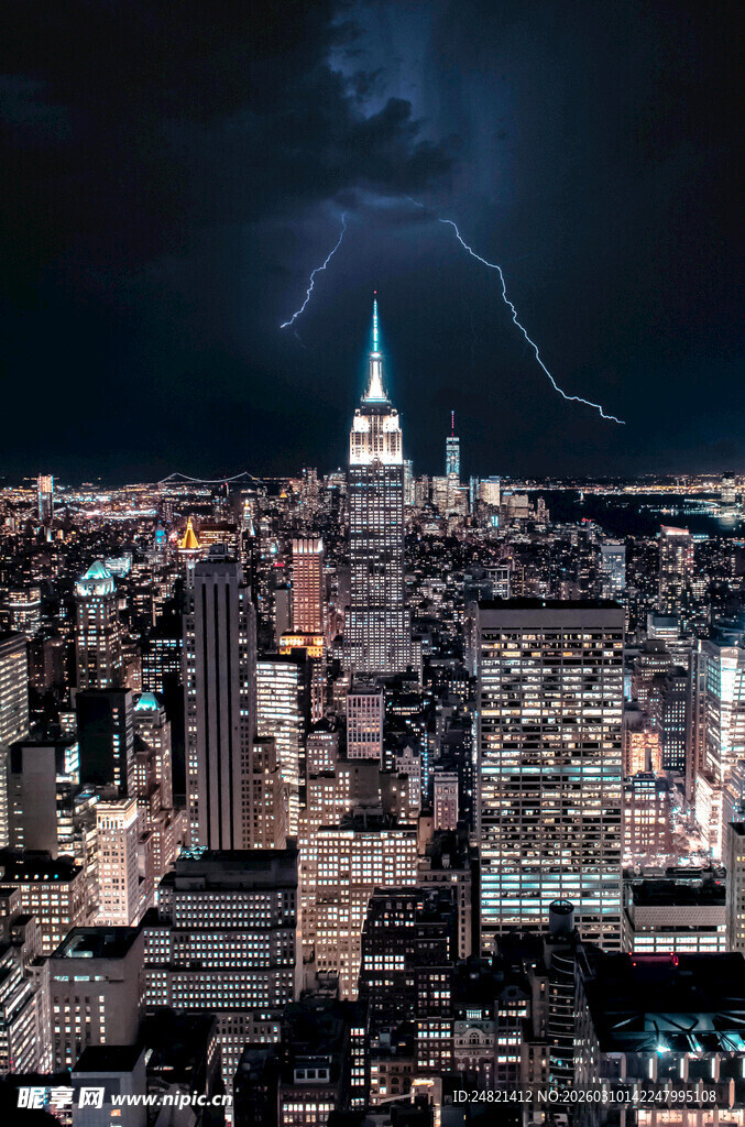 夜空中闪电下的繁华都市
