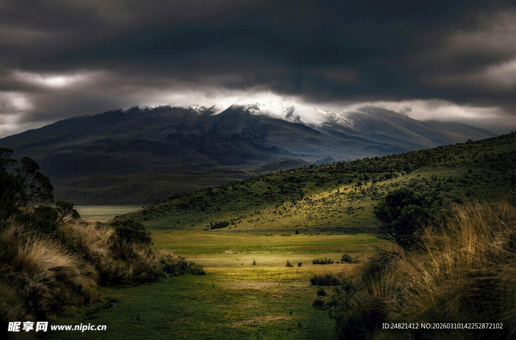山间绿野上的壮丽乌云景观