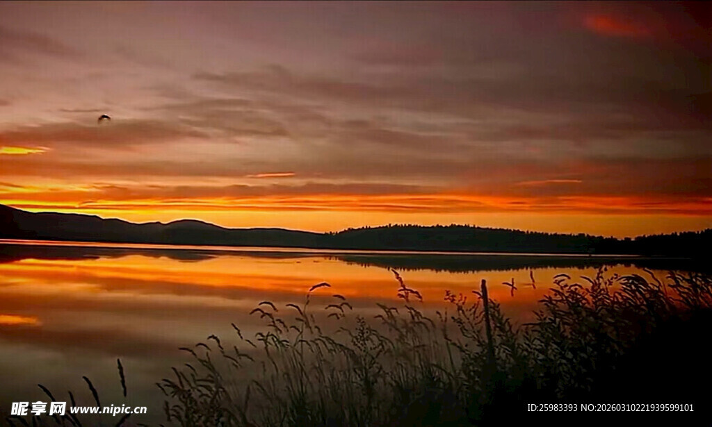 湖畔晚霞