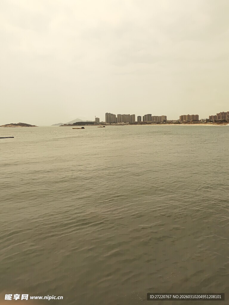 水域边的建筑群景观