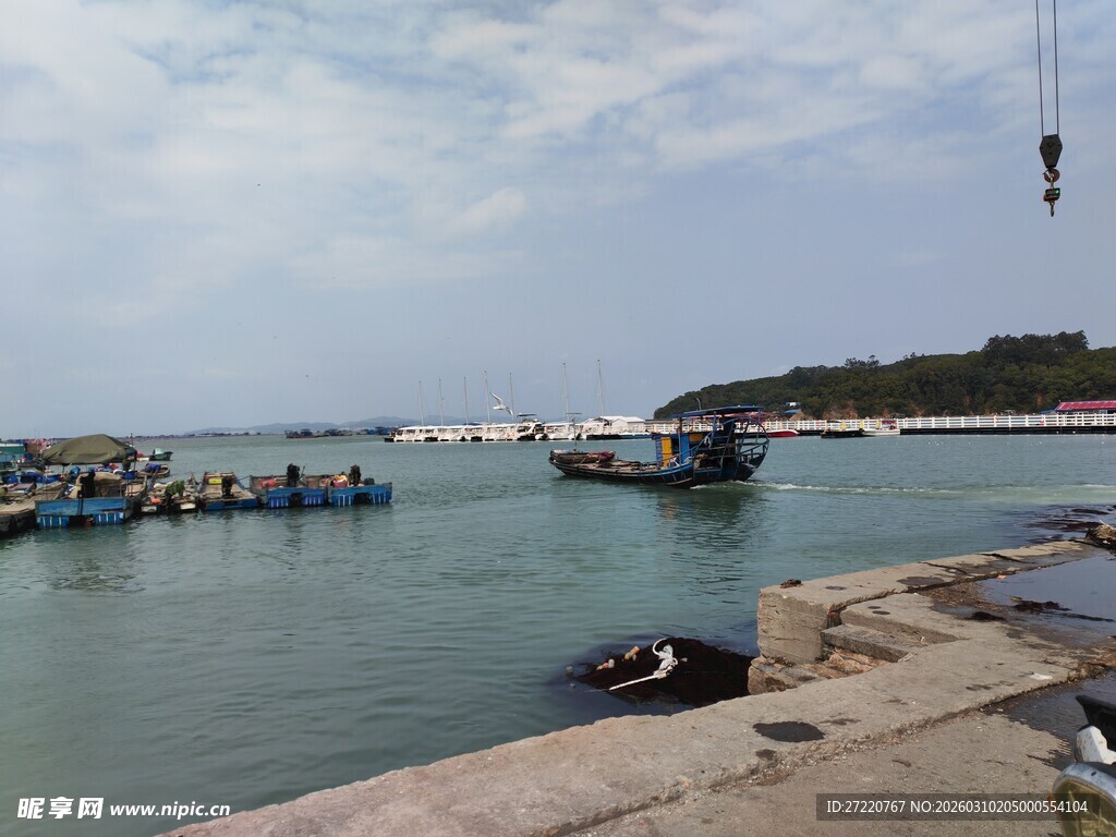 宁静海港 船只停泊景象